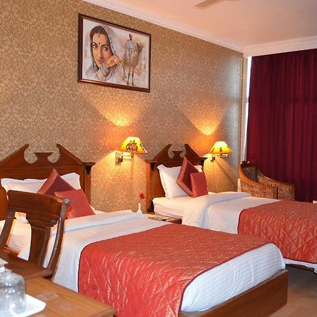 Hotel Grand Sartaj Нью-Дели Экстерьер фото