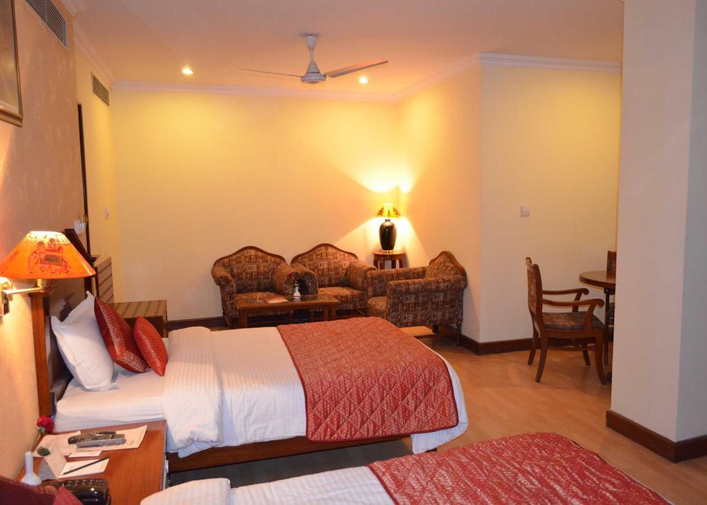 Hotel Grand Sartaj Нью-Дели Экстерьер фото